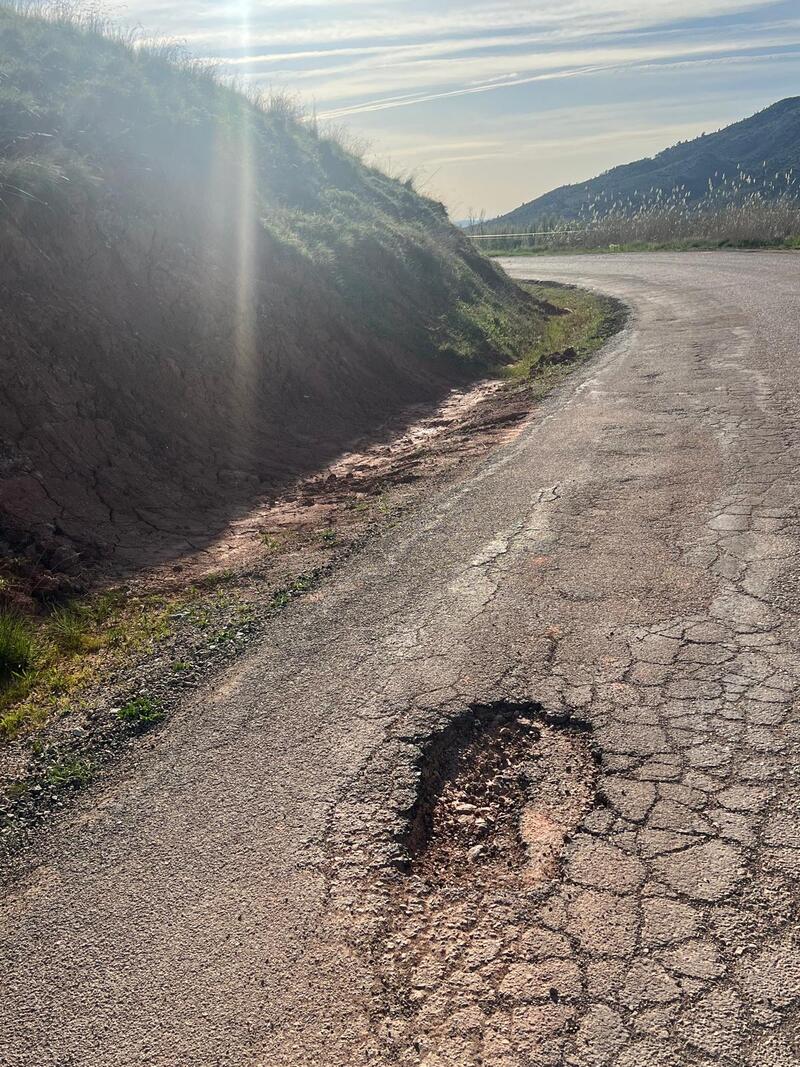 El PP denuncia el estado 'intransitable' de la JA-9111 y exige a la Diputación 'menos autobombo' y más inversión real en carreteras