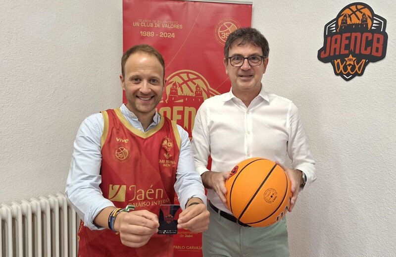 Domínguez renueva su carné del Jaén CB para una temporada histórica y destaca el compromiso del PP con el deporte provincial