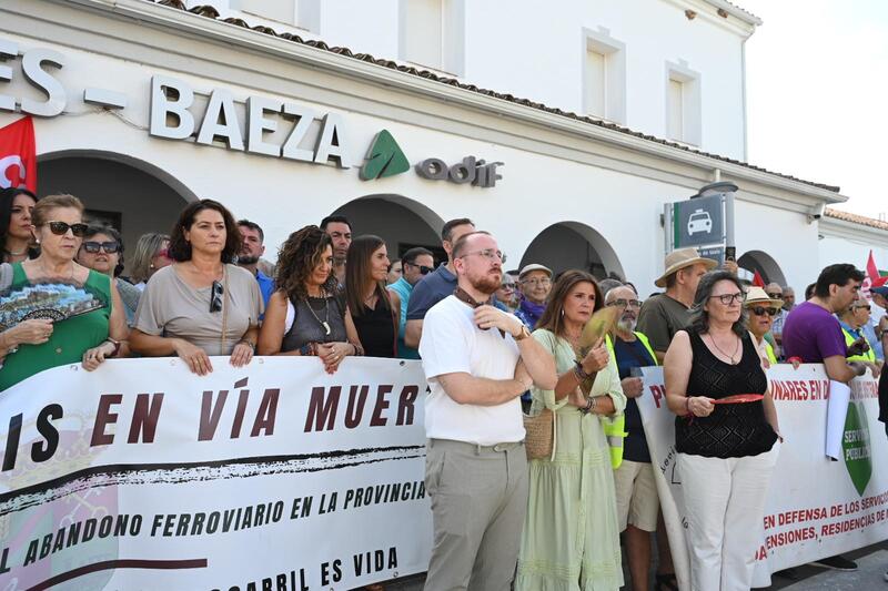 El PP, desde la concentración para exigir trenes y conexiones dignas para Jaén: “Es un castigo a los jiennenses y a la competitividad de nuestras empresas'
