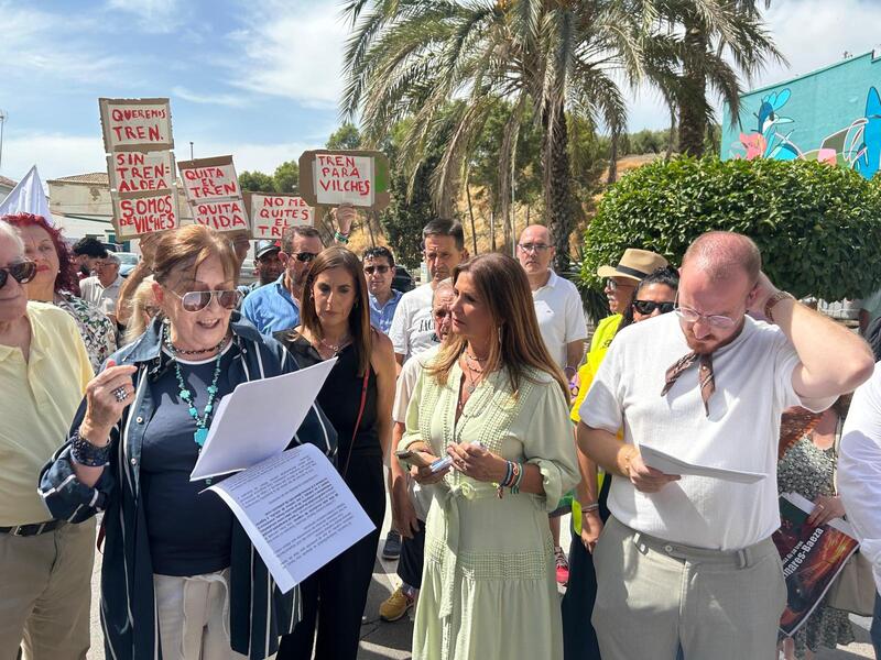 El PP, desde la concentración para exigir trenes y conexiones dignas para Jaén: “Es un castigo a los jiennenses y a la competitividad de nuestras empresas'