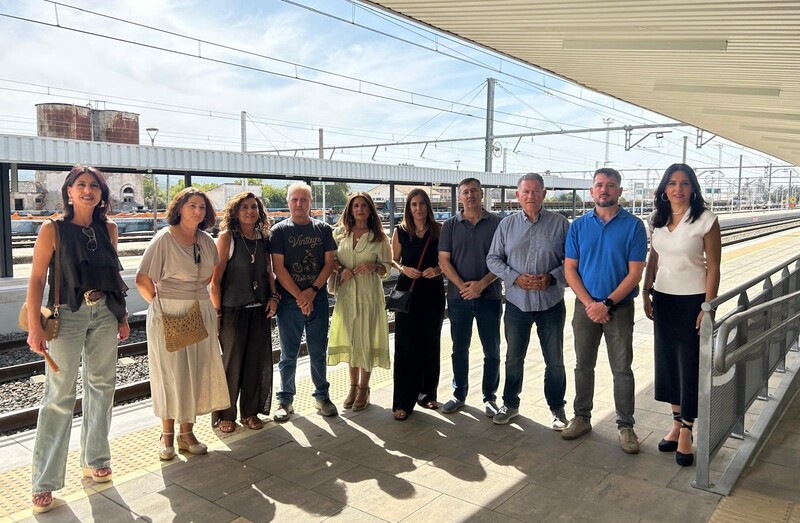 El PP, desde la concentración para exigir trenes y conexiones dignas para Jaén: “Es un castigo a los jiennenses y a la competitividad de nuestras empresas'