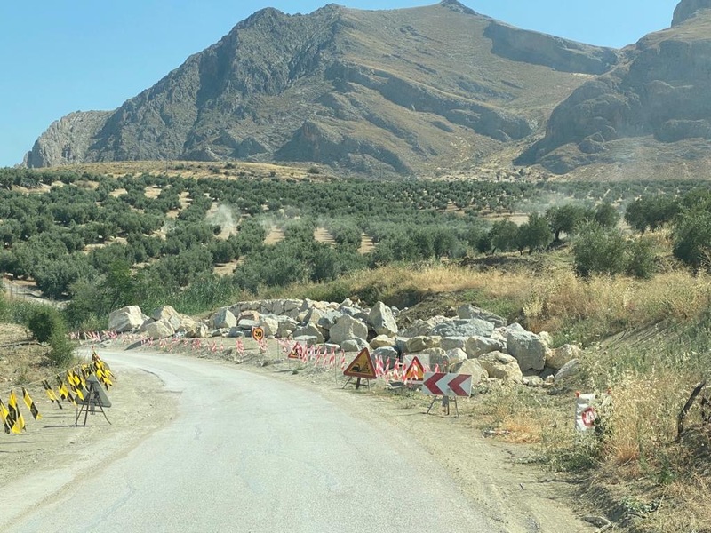 Denuncian la paralización de las obras de la carretera de Bedmar al paraje de Cuadros y su importante retraso en la ejecución 