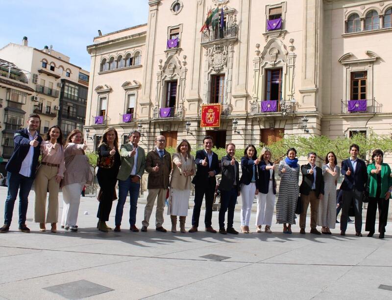 El candidato a la alcaldía destaca la “capacidad, compromiso y corazón” de los miembros de la lista del Partido Popular