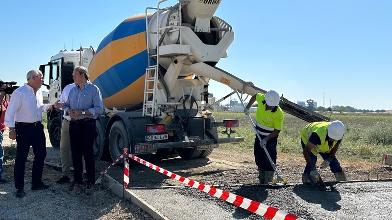 El PP destaca que el Gobierno de Juanma Moreno ya está ejecutando obras en caminos rurales de la provincia frente al Gobierno de Sánchez que “solo vende humo”