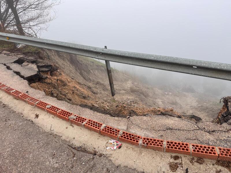 El PP pide una intervención de emergencia en Iznatoraf para evitar una desgracia en la JV-6003 y en la muralla de su ermita patronal