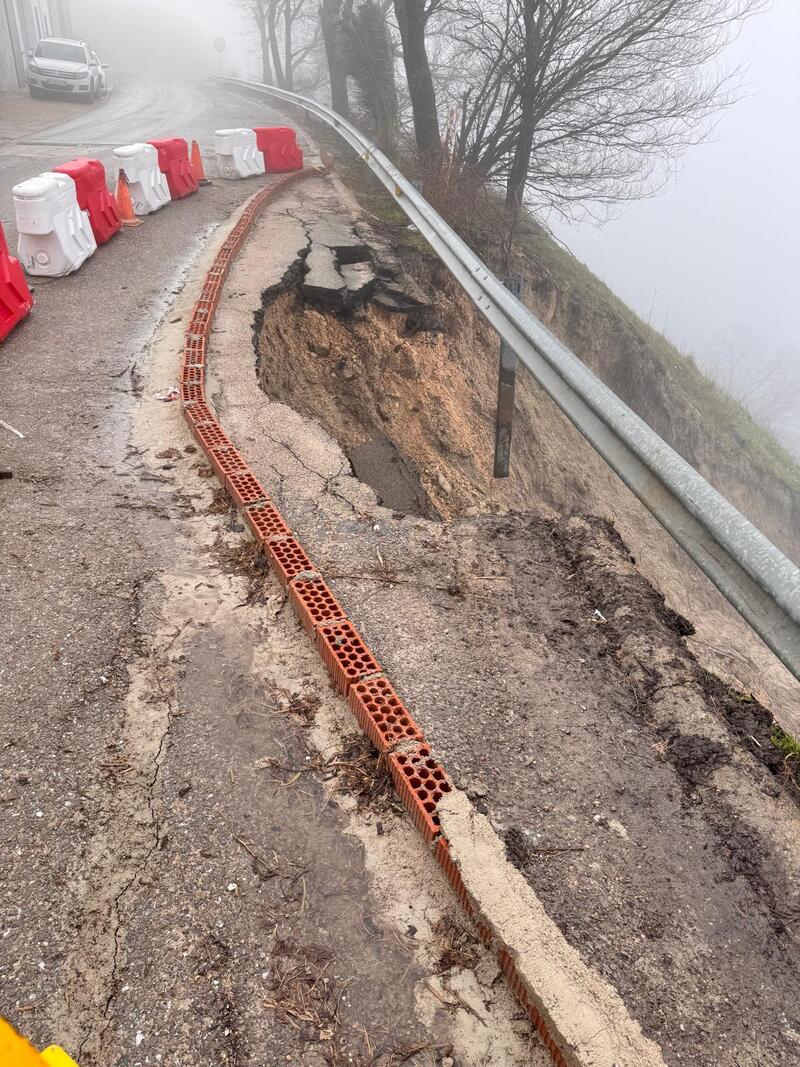 El PP pide una intervención de emergencia en Iznatoraf para evitar una desgracia en la JV-6003 y en la muralla de su ermita patronal