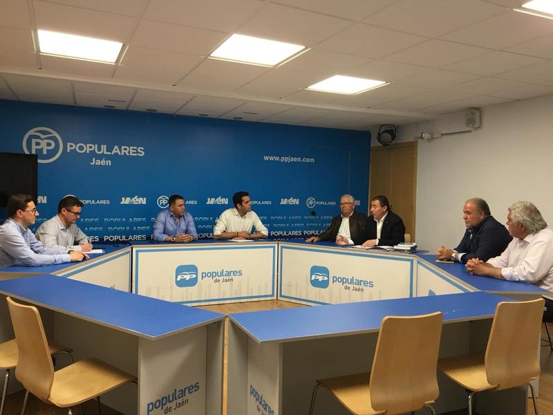 El PP de Jaén se reúne con los regantes para “tenderles la mano de cara a plantear propuestas y soluciones de futuro”