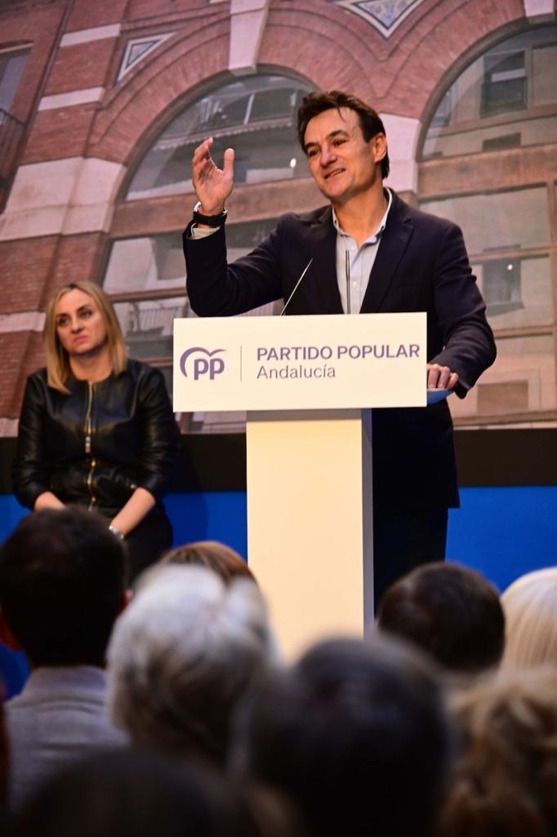 Juanma Moreno elogia al candidato del PP: “Va a ser el alcalde de Jaén, no lo dudéis”