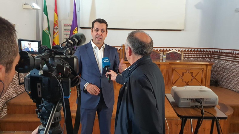 Requena participa en la tertulia organizada por el actor César Vea y “su lucha contra lo que él considera una estafa estatal orquestada por Zapatero”