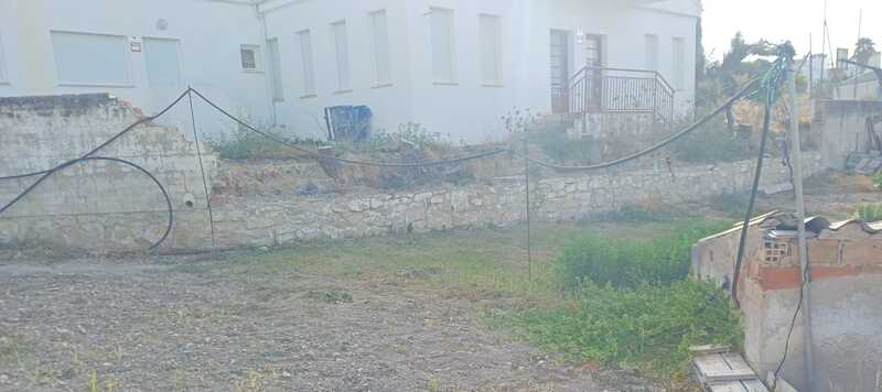 El PP de Fuerte del Rey alerta del peligro que supone el muro caído del colegio y exige a la alcaldesa su reconstrucción inmediata