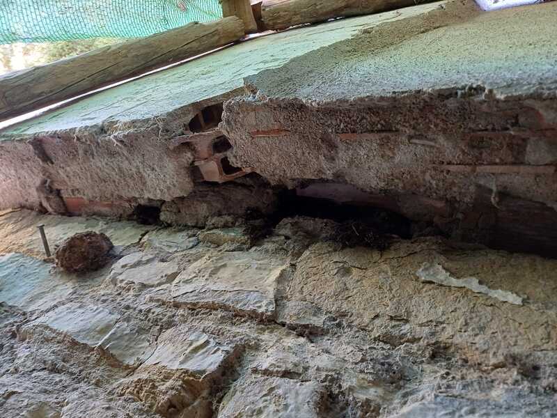 El PP de Fuerte del Rey alerta del peligro que supone el muro caído del colegio y exige a la alcaldesa su reconstrucción inmediata