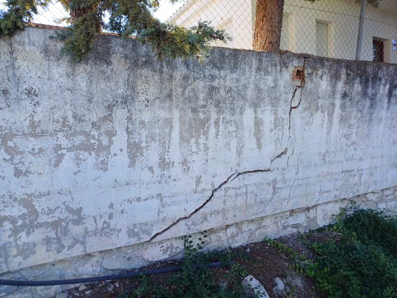 El PP de Fuerte del Rey alerta del peligro que supone el muro caído del colegio y exige a la alcaldesa su reconstrucción inmediata
