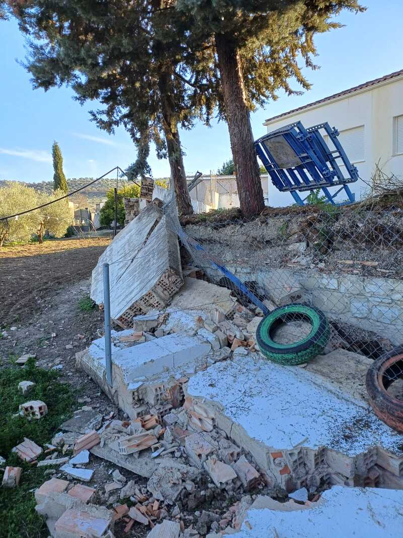 El PP de Fuerte del Rey alerta del peligro que supone el muro caído del colegio y exige a la alcaldesa su reconstrucción inmediata