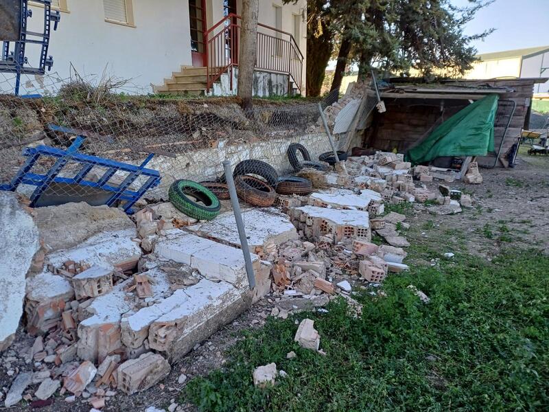 El PP de Fuerte del Rey alerta del peligro que supone el muro caído del colegio y exige a la alcaldesa su reconstrucción inmediata