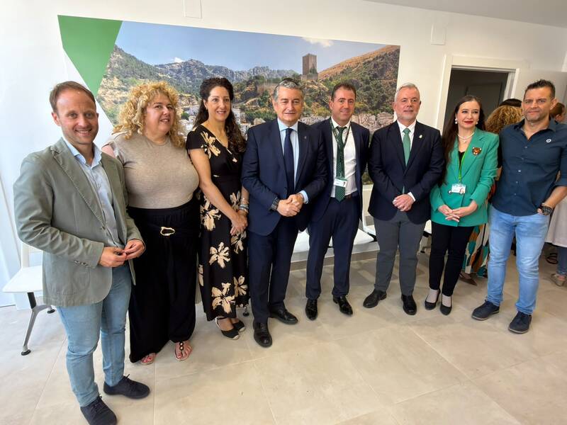Domínguez celebra la apertura del nuevo SUAP de Cazorla y el “paso decisivo” para el nuevo centro de salud en el casco urbano