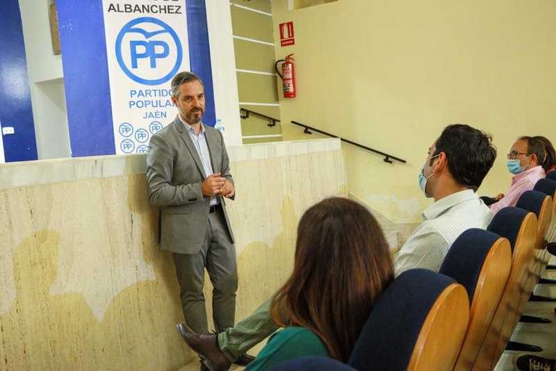 El Consejero Juan Bravo, El Presidente Juan Diego Requena y la Delegada del Gobierno Maribel Lozano,se reúnen en Torres de Albanchez con alcaldes y portavoces de la comarca 