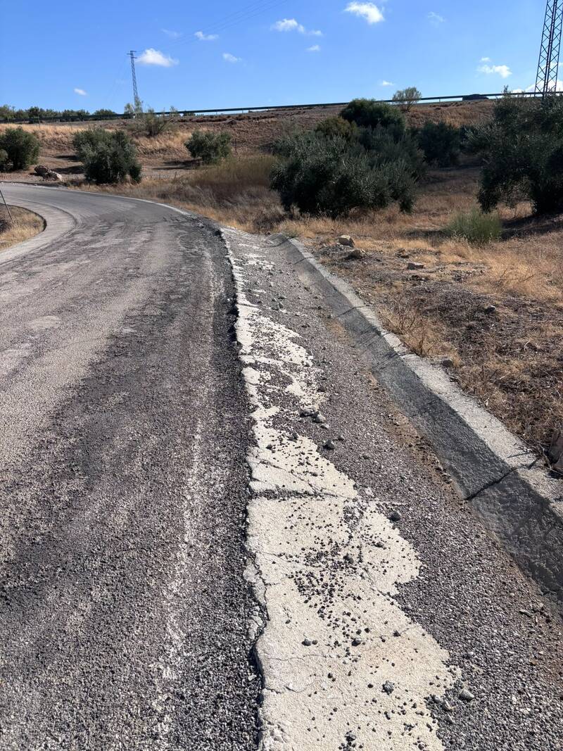 El PP exige actuar de urgencia en la carretera de Jaén a Villatorres y denuncia el “abandono intolerable” de una red provincial que se cae a pedazos