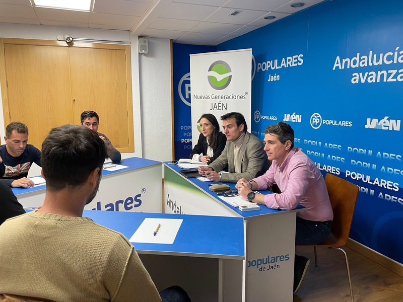 El candidato del PP realizará mejoras en las dos piscinas cubiertas municipales de Jaén