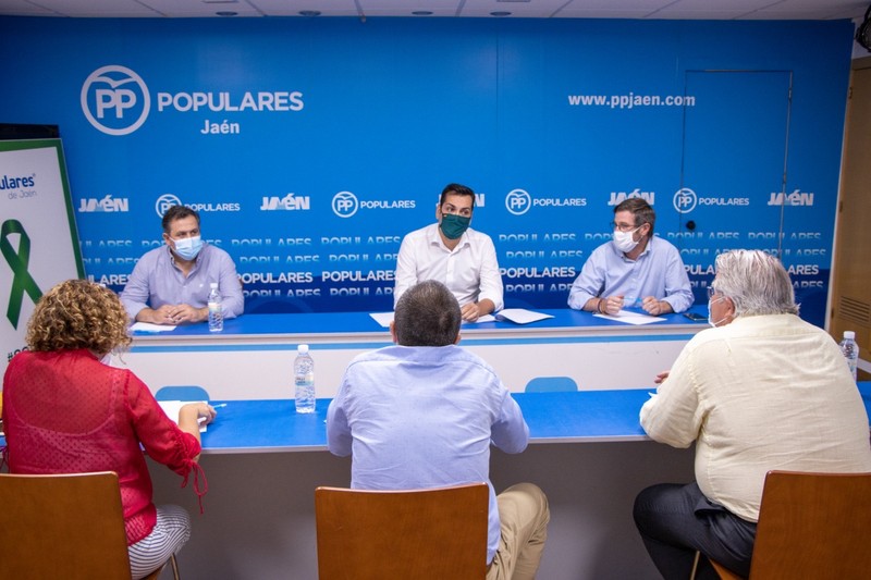 Requena coordina con los concejales populares las medidas que defenderán para el impulso a la ciudad en el acuerdo que se negocia en el ayuntamiento de la capital 
