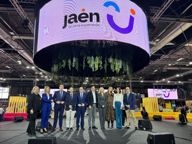  Domínguez acompaña a los alcaldes en Fitur