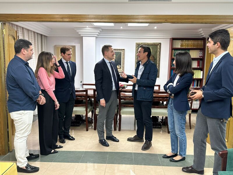 El candidato del PP a la alcaldía muestra su apoyo al Colegio de Procuradores de Jaén