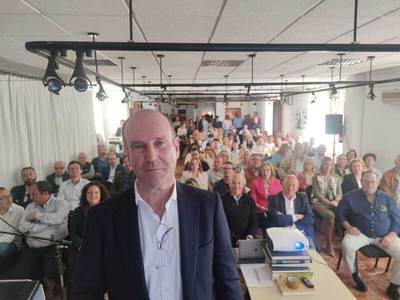 Centenares de personas arropan al candidato del PP a la alcaldía de Fuensanta de Martos en la presentación de su lista