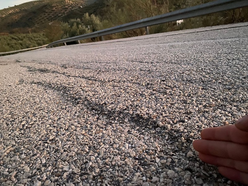 La Diputación abandona “a la mitad” la mejora de la carretera que conecta Alcalá la Real con el límite provincial por La Hortichuela, ocho años después de anunciar su reforma integral