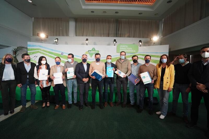 Domínguez entrega en torno a dos mil avales para Feijóo en la JDR, “a expen- sas de los que sigamos recogiendo du- rante los próximos días”