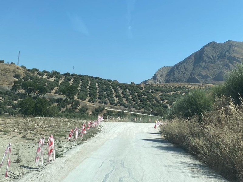 Denuncian la paralización de las obras de la carretera de Bedmar al paraje de Cuadros y su importante retraso en la ejecución 
