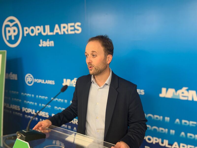 Domínguez dice que Reyes “no está legitimado para valorar lo que haga el PP, teniendo en cuenta que su partido gobierna con ETA” y le invita a preocuparse menos por Castilla y León y más por esta provincia 