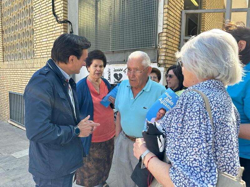 El candidato del PP modernizará el mercado de Peñamefécit y dinamizará el barrio