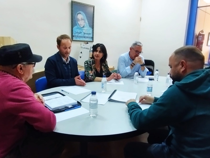 Domínguez se reúne con “Amigos del Sáhara libre”