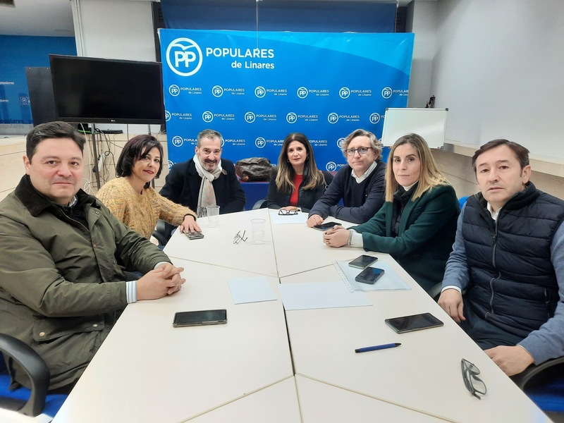 El PP muestra su apoyo a la Asociación de Hosteleros de Linares para exigir que el Ayuntamiento trabaje para actualizar la ordenanza de veladores