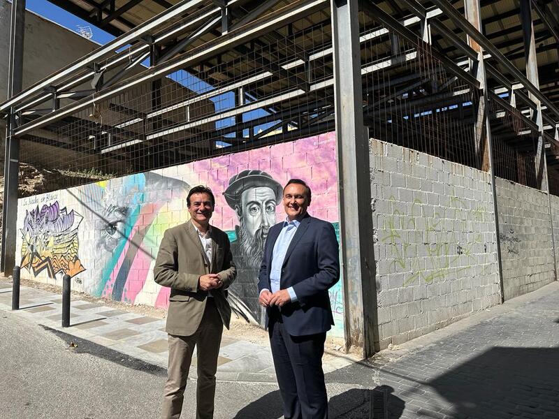 El consejero de Universidad respalda el proyecto del candidato del PP para construir un centro de posgrado en el palacio de los Uribe