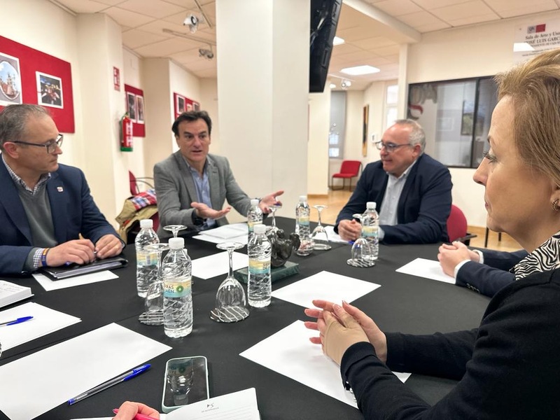 El candidato del PP contará con los gestores administrativos para agilizar trámites que afectan a miles de jiennenses