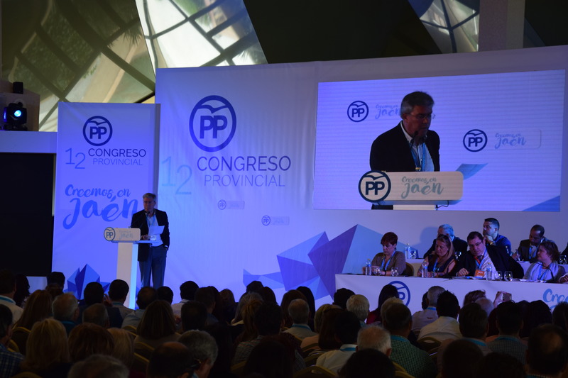 Los compromisarios aprueban con 456 votos a favor la memoria de gestión de Fernández de Moya que es nombrado presidente de Honor 