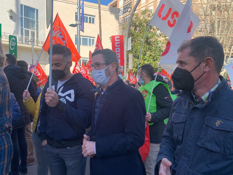 El PP de Jaén acompaña a los empleados de Atento en la manifestación contra el ERE