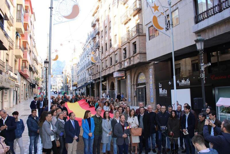 Domínguez: “Siempre defenderemos los valores que representan nuestra Constitución y nuestra bandera frente a los que han decidido traicionar el espíritu del 6D”