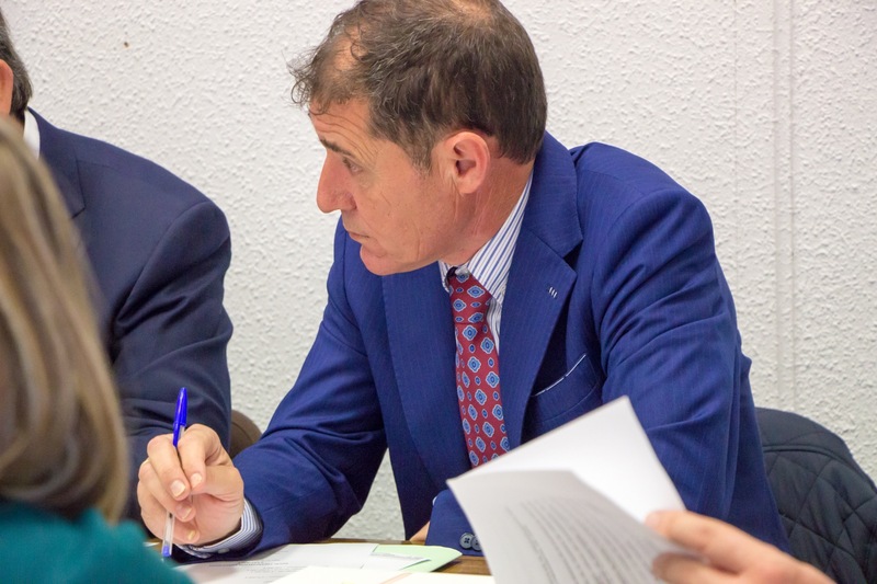 El PP de Jaén censura que el alcalde socialista de Génave se quede tumbado mientras la Junta de Andalucía limpia el consultorio médico  