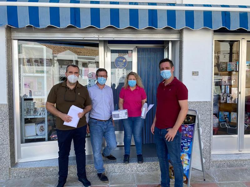 El PP de Bedmar y Garcíez reparte entre los comercios dispensadores y gel hidroalcohólico para ayudar a mantener las medidas sanitarias