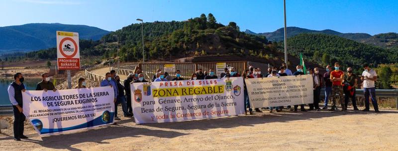 El PP se concentra en Siles para exigir a Sánchez que construya de una vez las canalizaciones de la presa 
