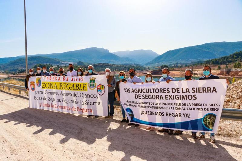El PP se concentra en Siles para exigir a Sánchez que construya de una vez las canalizaciones de la presa 