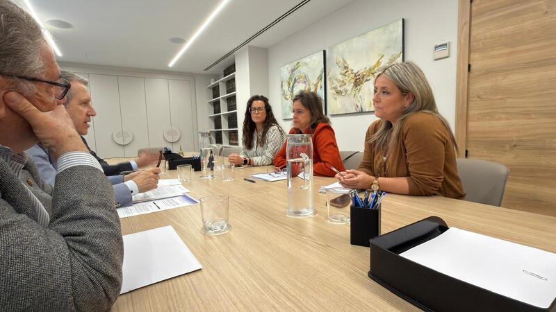 Catalina García ratifica ante los colegios de Médicos y Enfermería el compromiso del PP de licitar las obras de la Ciudad Sanitaria en la próxima legislatura