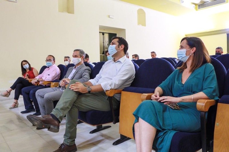 El Consejero Juan Bravo, El Presidente Juan Diego Requena y la Delegada del Gobierno Maribel Lozano,se reúnen en Torres de Albanchez con alcaldes y portavoces de la comarca 