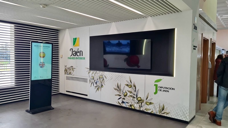 La Diputación lleva al límite su despropósito en la promoción de la provincia: la oficina del aeropuerto Granada-Jaén, sin personal y con la pantalla apagada en plena Semana Santa