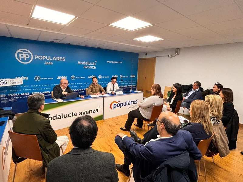 Domínguez mantiene una reunión de coordinación con el equipo de Gobierno municipal del PP de la capital