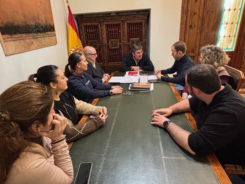 Domínguez atiende al equipo de Torredonjimeno que “tiene grandes proyectos para el municipio por los que vamos a trabajar”