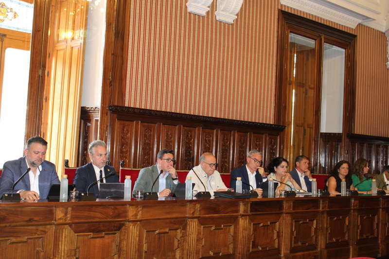 Camacho acusa a Reyes de convertir la Diputación “en la agencia de colocación PSOE de Jaén SA para amigos y afines, sin ningún pudor”