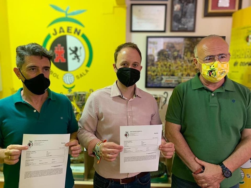 Erik Domínguez recibe el carnet de socio del Jaén FS