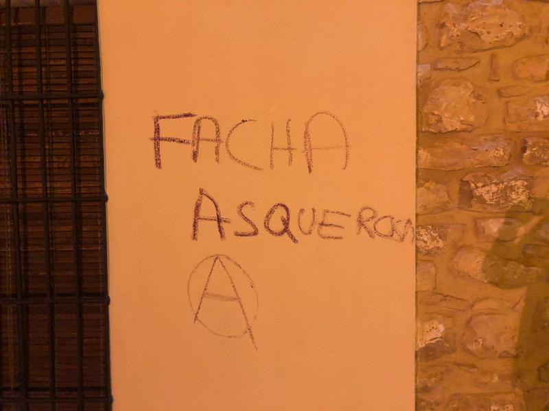 El PP condena las pintadas en la casa familiar de una ex concejal de Canena